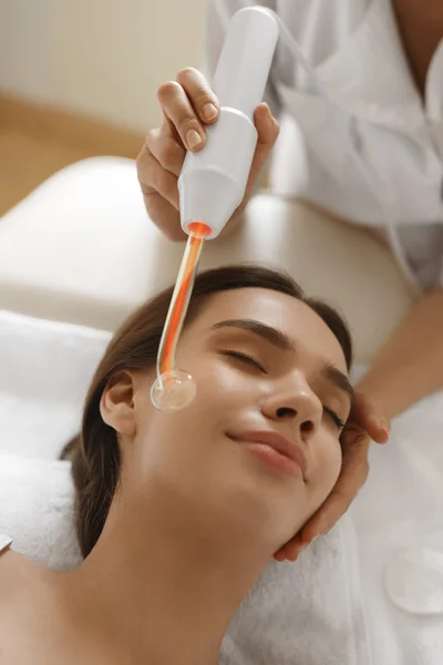 Tratamiento de belleza facial. Mujer usando Darsonval Skin Care Device —  Fotos de Stock