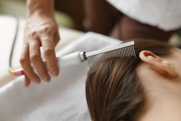 Spazzolatura bella donna capelli lunghi. Trattamento bellezza capelli — Foto Stock