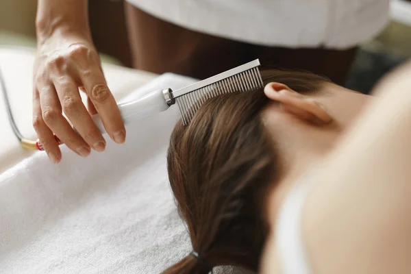 Cepillar el pelo largo de la mujer hermosa. Tratamiento belleza del cabello — Foto de Stock