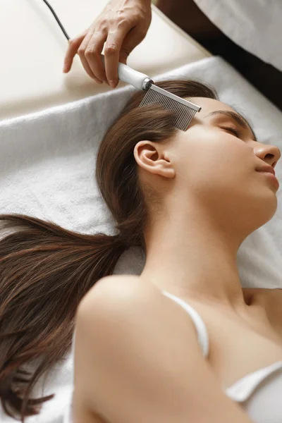 Cura dei capelli. Bella donna che riceve spazzolatura trattamento di bellezza — Foto Stock