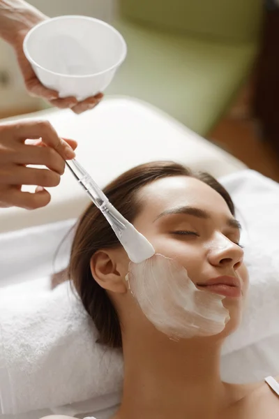 Cura della pelle. Bella donna ottenere maschera cosmetica al salone termale — Foto Stock