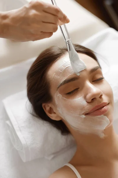 Skin Care. Vacker kvinna att få kosmetiska Mask på spasalong — Stockfoto