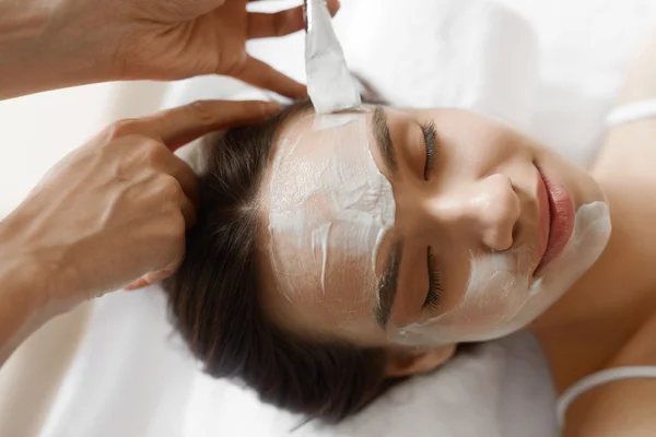 Facial skönhetsbehandling. Vacker kvinna få kosmetiska Mask — Stockfoto