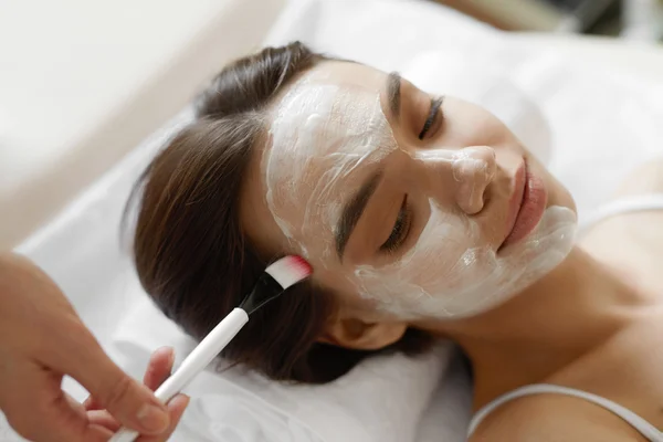 Tratamiento de belleza facial. Hermosa mujer consiguiendo máscara cosmética —  Fotos de Stock