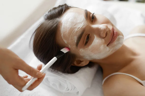 Tratamiento de belleza facial. Hermosa mujer consiguiendo máscara cosmética —  Fotos de Stock