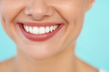 Beyaz Dişleri ile Güzel Gülümseme Closeup. Kadın Ağız Gülümseyen