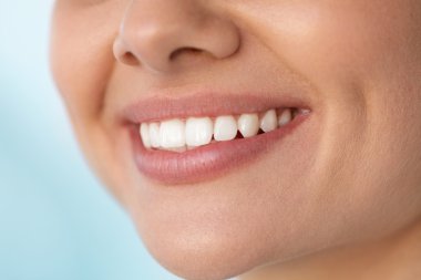 Beyaz Dişleri ile Güzel Gülümseme Closeup. Kadın Ağız Gülümseyen