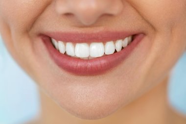 Beyaz Dişleri ile Güzel Gülümseme Closeup. Kadın Ağız Gülümseyen