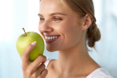 Kadın yeme elma. Beyaz dişler Apple ısırma ile güzel kız