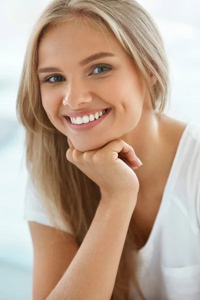 Porträtt vacker glad kvinna med vita tänder leende. Skönhet — Stockfoto