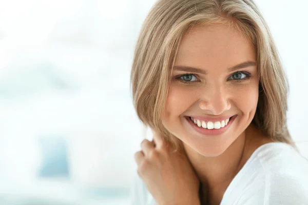 肖像美丽快乐的女人带着洁白的牙齿微笑。美 — 图库照片
