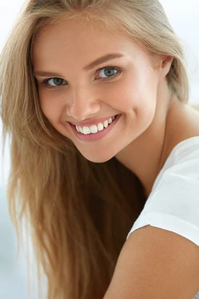 Retrato hermosa mujer feliz con dientes blancos sonriendo. Belleza —  Fotos de Stock