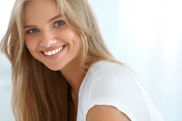 Retrato de mujer de belleza. Chica con hermosa cara sonriendo — Foto de Stock