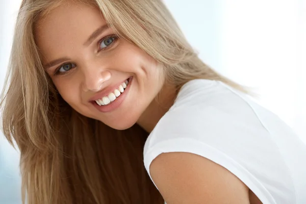 Retrato de mujer de belleza. Chica con hermosa cara sonriendo —  Fotos de Stock