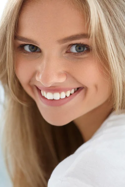 Schoonheid vrouw portret. Meisje met mooi gezicht glimlachend — Stockfoto