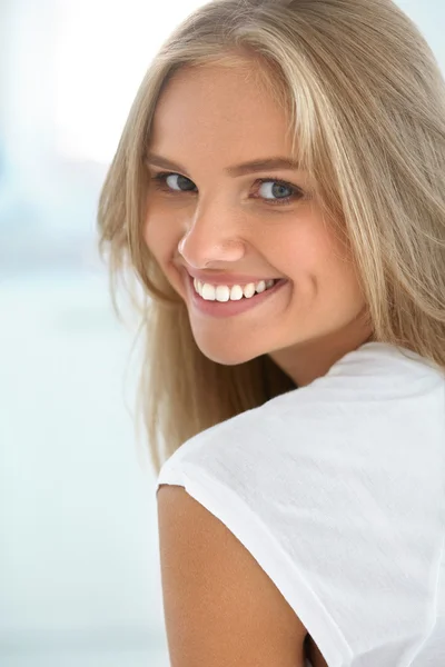 Retrato de mujer de belleza. Chica con hermosa cara sonriendo —  Fotos de Stock