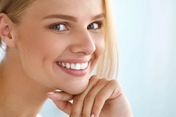 Schoonheid portret van vrouw met mooie glimlach frisse gezicht glimlachend — Stockfoto