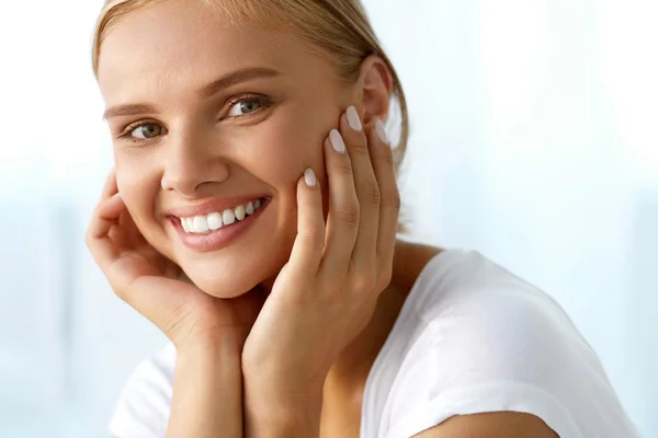 Hermosa mujer con cara de belleza, dientes blancos sanos sonriendo — Foto de Stock