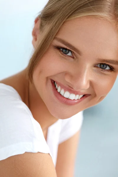 Hermosa mujer con cara de belleza, dientes blancos sanos sonriendo — Foto de Stock