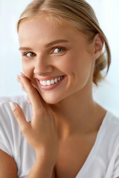 Hermosa mujer con cara de belleza, dientes blancos sanos sonriendo —  Fotos de Stock