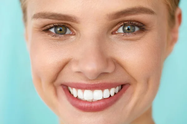 Vacker kvinna med skönhet ansikte, friska vita tänder leende — Stockfoto