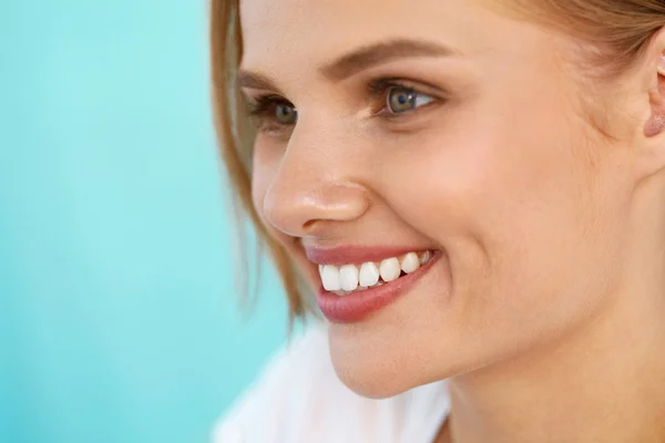 Mooie glimlach. Lachende vrouw met witte tanden schoonheid portret. — Stockfoto