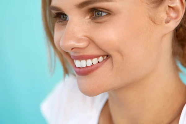 Hermosa mujer con cara de belleza, dientes blancos sanos sonriendo — Foto de Stock