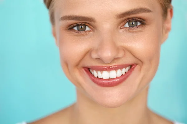 Vackert leende. Leende kvinna med vita tänder skönhet porträtt. — Stockfoto