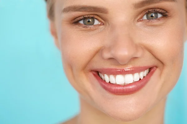 Mooie glimlach. Lachende vrouw met witte tanden schoonheid portret. — Stockfoto