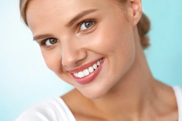 Hermosa sonrisa. Mujer sonriente con dientes blancos Retrato de belleza . —  Fotos de Stock