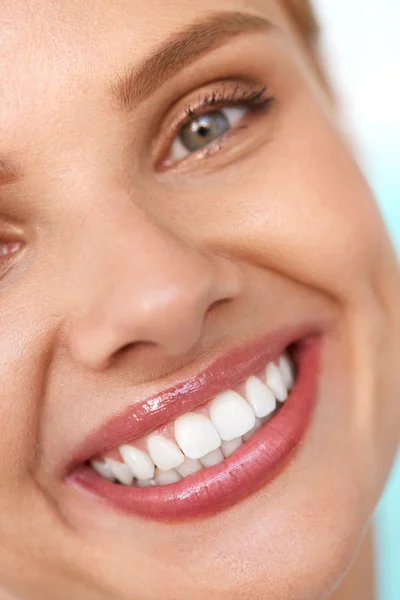 Belo sorriso. Sorrindo cara de mulher com dentes brancos, lábios completos — Fotografia de Stock