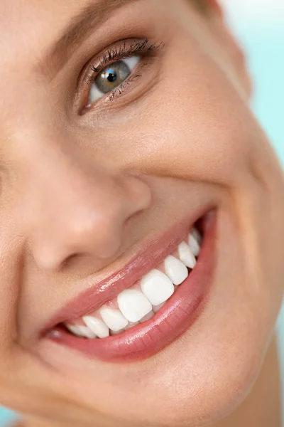 Hermosa sonrisa. Cara de mujer sonriente con dientes blancos, labios llenos —  Fotos de Stock
