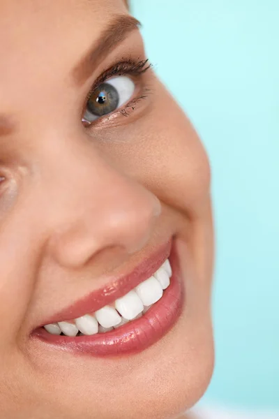 Mooie glimlach. Lachende vrouw gezicht met witte tanden, volle lippen — Stockfoto