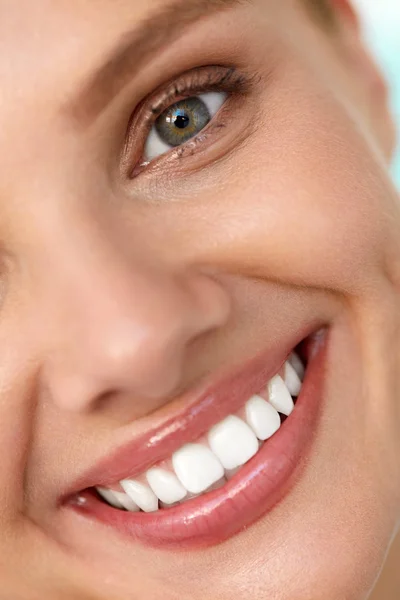 Hermosa sonrisa. Cara de mujer sonriente con dientes blancos, labios llenos — Foto de Stock