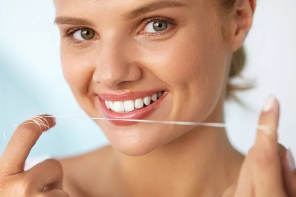 Tandheelkundige hygiëne. Mooie vrouw flossen gezonde witte tanden — Stockfoto