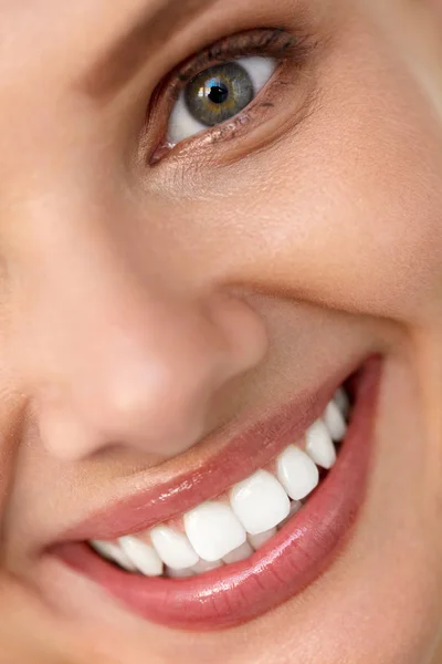 Mooie glimlach. Lachende vrouw gezicht met witte tanden, volle lippen — Stockfoto