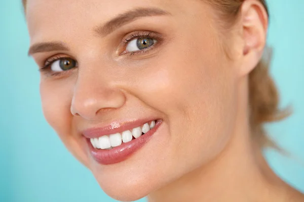 Hermosa sonrisa. Mujer sonriente con dientes blancos Retrato de belleza . — Foto de Stock