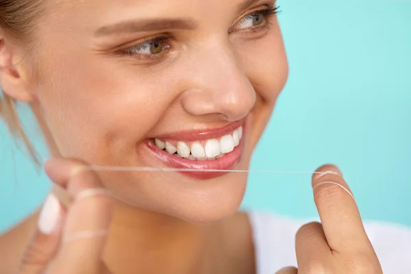 Υγιεινή των δοντιών. Όμορφη γυναίκα οδοντικό νήμα υγιή λευκά δόντια — Φωτογραφία Αρχείου