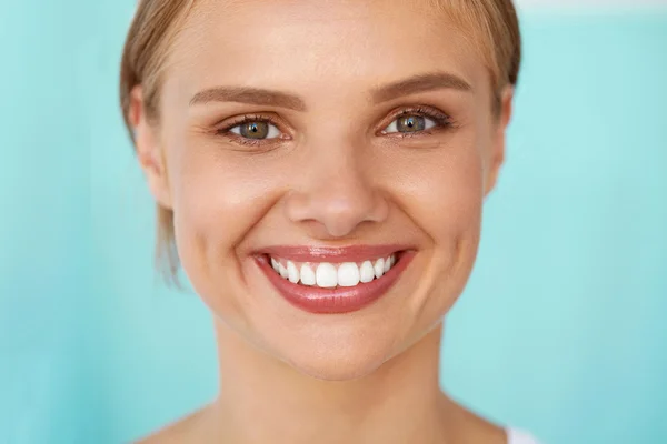 Mooie glimlach. Lachende vrouw met witte tanden schoonheid portret. — Stockfoto