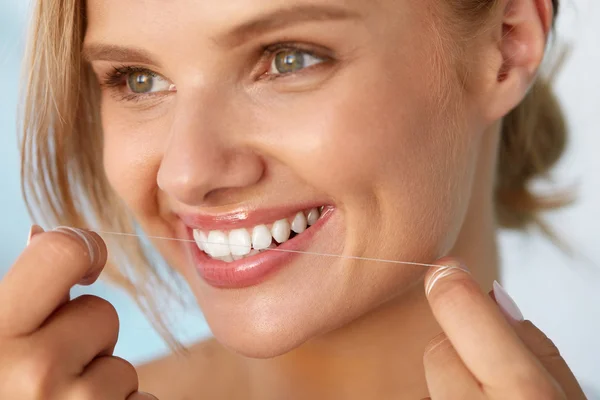 Zubní zdraví. Žena s krásným úsměvem Flossing zdravé zuby — Stock fotografie