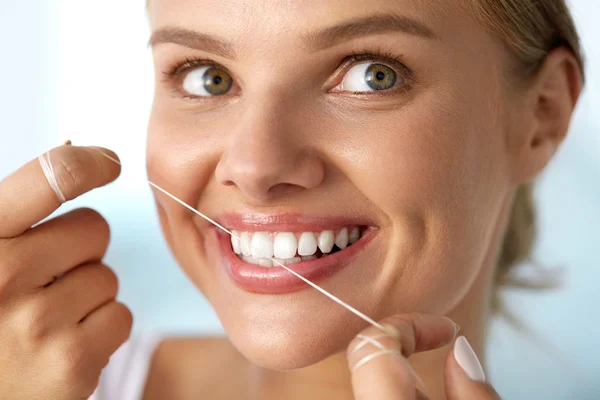 Perawatan Gigi. Wanita Dengan Senyum Indah Menggunakan Floss For Teeth — Stok Foto