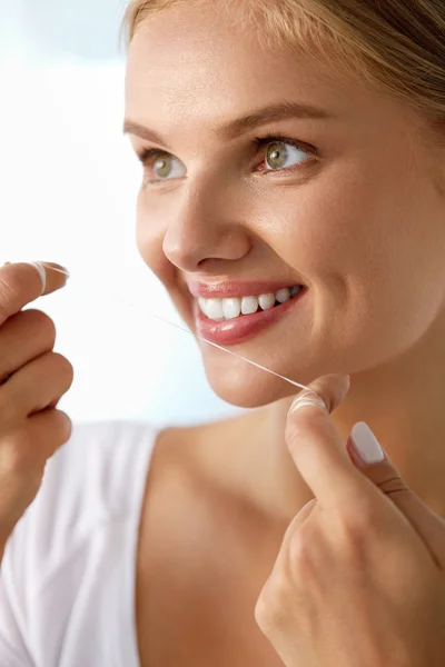 Cuidado de los dientes. Hermosa mujer sonriente que fluye sanos dientes blancos — Foto de Stock