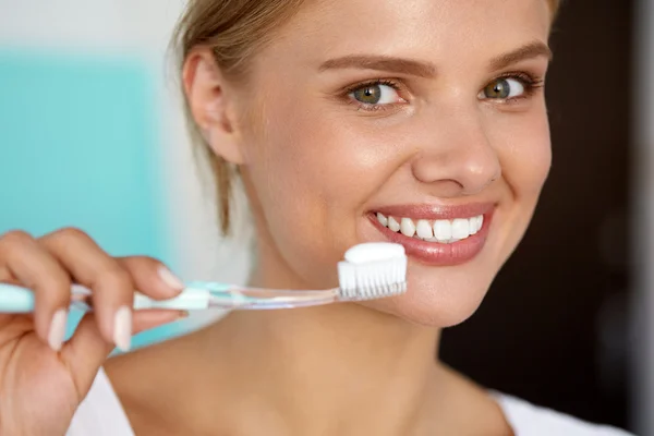 Frau mit schönem Lächeln, gesunde weiße Zähne mit Zahnbürste — Stockfoto