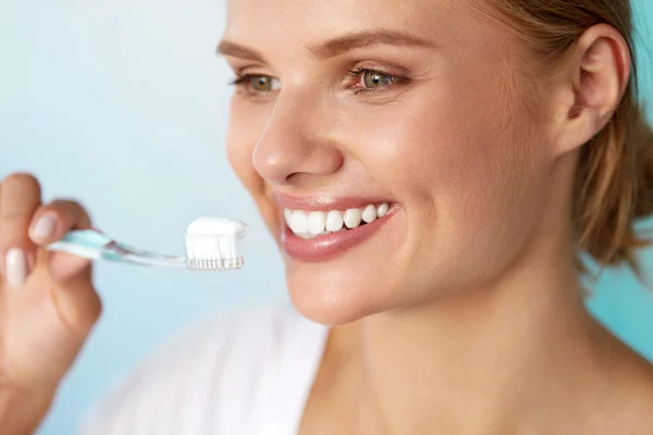 Woman With Beautiful Smile Brushing Healthy White Teeth — Stok fotoğraf