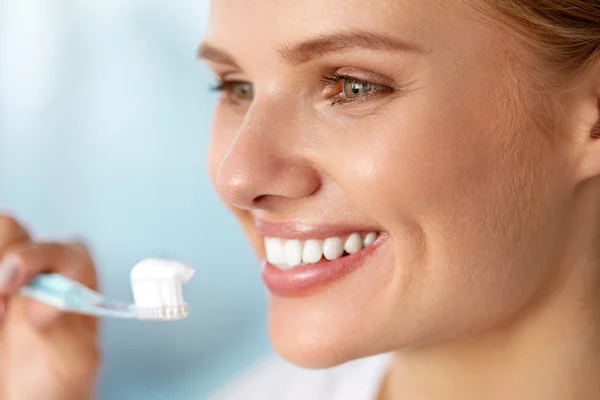 Woman With Beautiful Smile Brushing Healthy White Teeth — Stockfoto