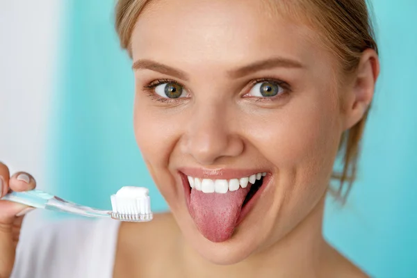 Mulher com sorriso bonito, dentes brancos saudáveis com escova de dentes — Fotografia de Stock
