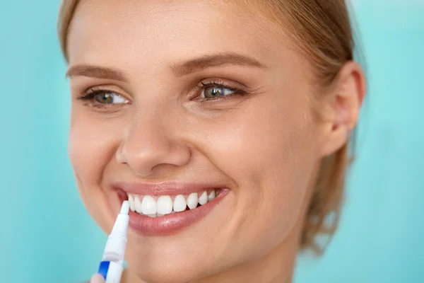 건강한 하얀 치아. 미백 펜을 사용하여 아름다운 웃는 여자 — 스톡 사진
