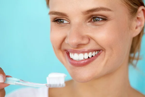 Woman With Beautiful Smile Brushing Healthy White Teeth — Stockfoto