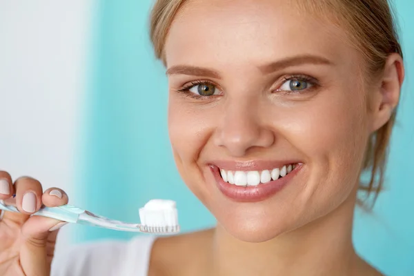 美丽的微笑的妇女, 健康的白色牙齿与牙刷 — 图库照片
