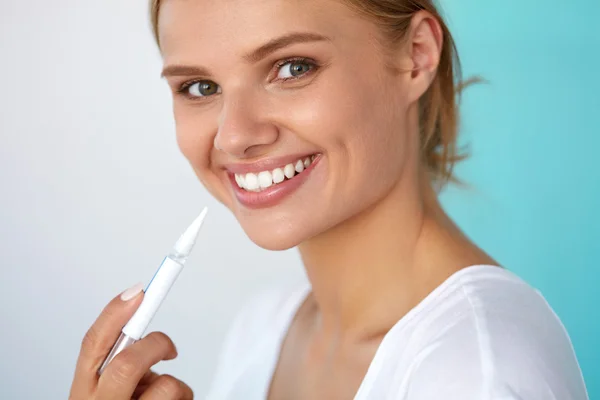 Mulher com sorriso bonito, dentes saudáveis usando Whitening Pen — Fotografia de Stock